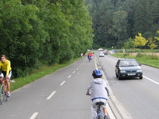 Stezka pro chodce a cyklisty se společným provozem (C9) Stezka pro chodce a cyklisty se společným provozem (C9)